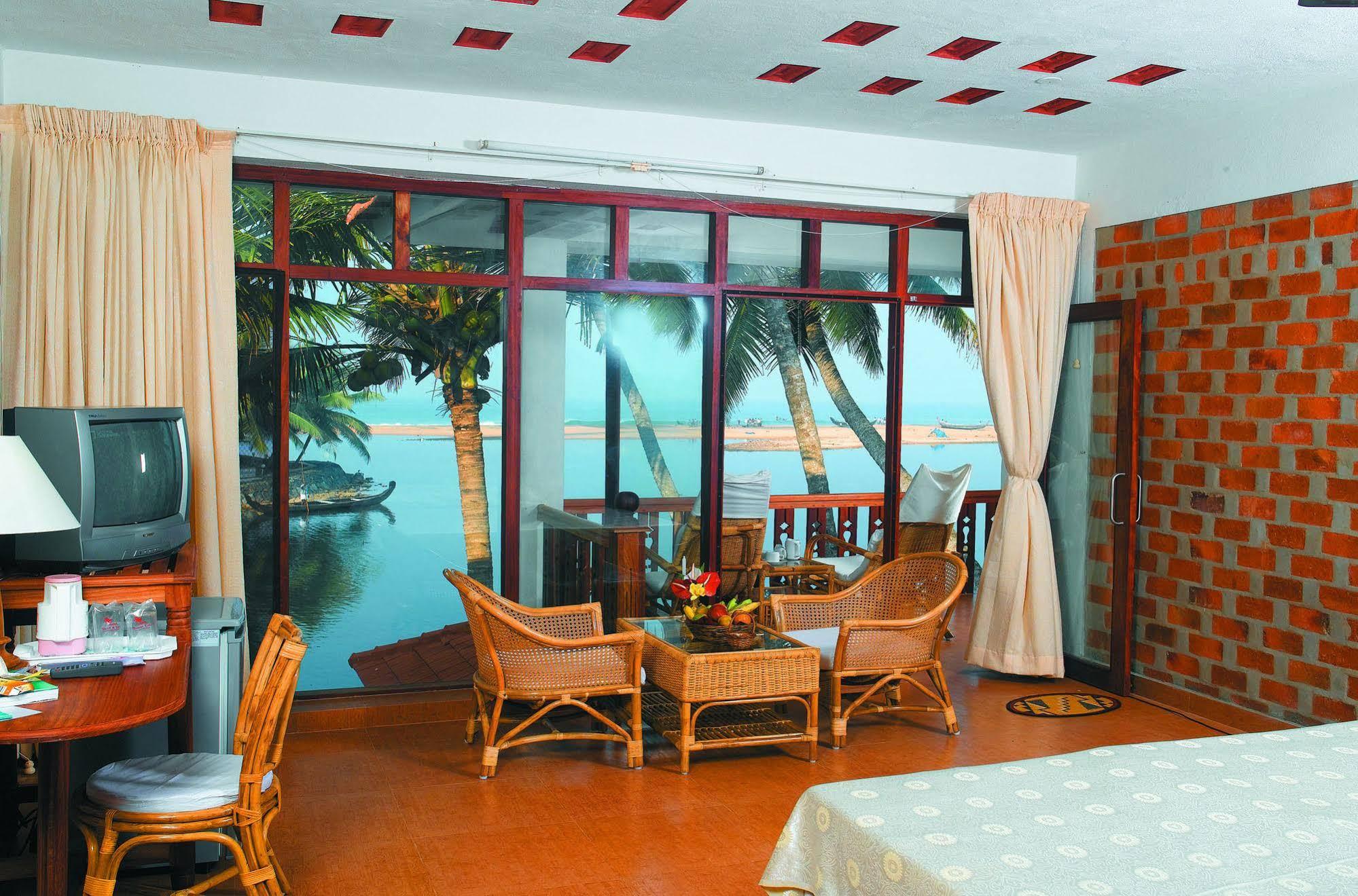 Beach And Lake Ayurvedic Resort, Ковалам Экстерьер фото