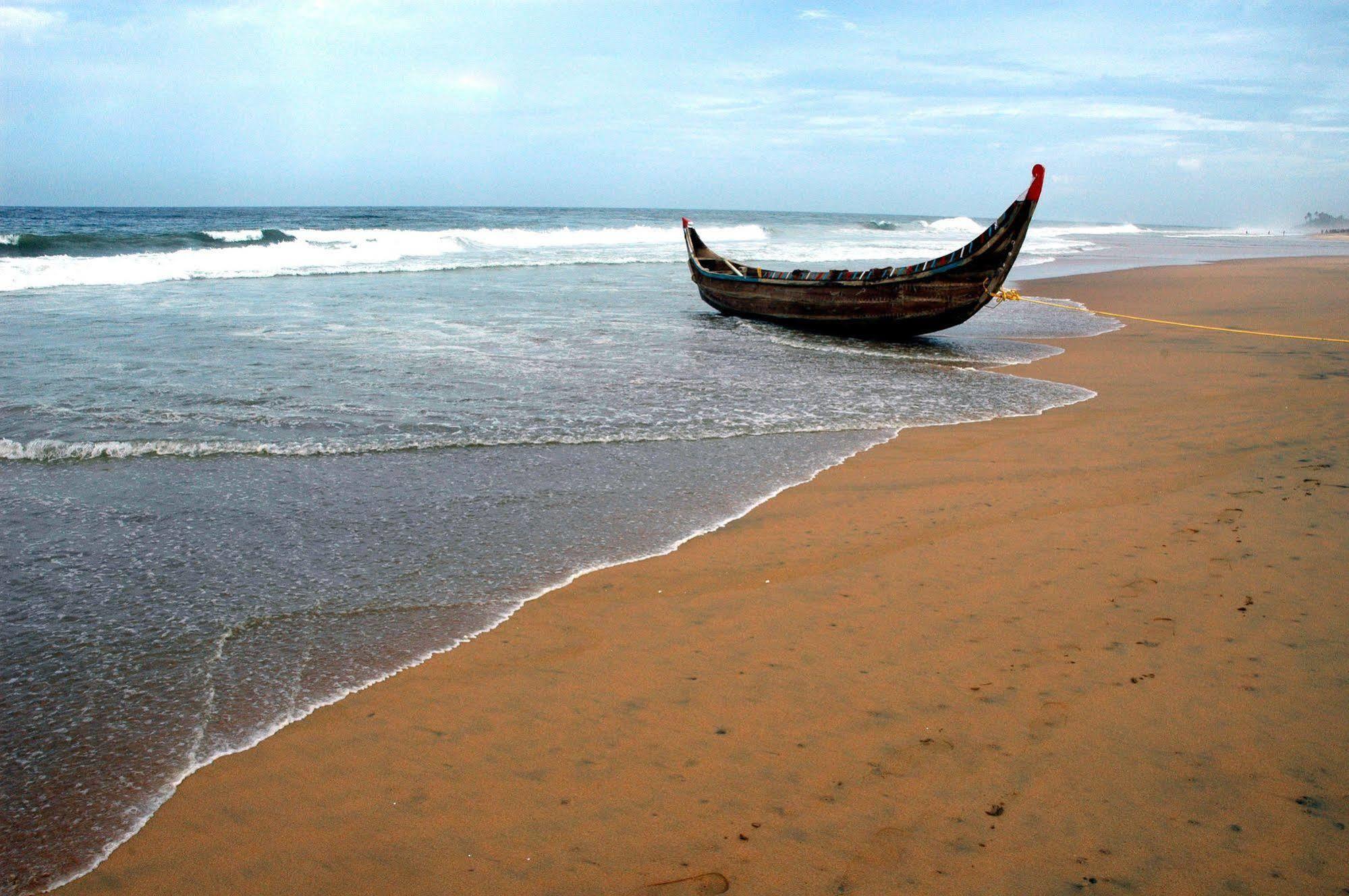 Beach And Lake Ayurvedic Resort, Ковалам Экстерьер фото